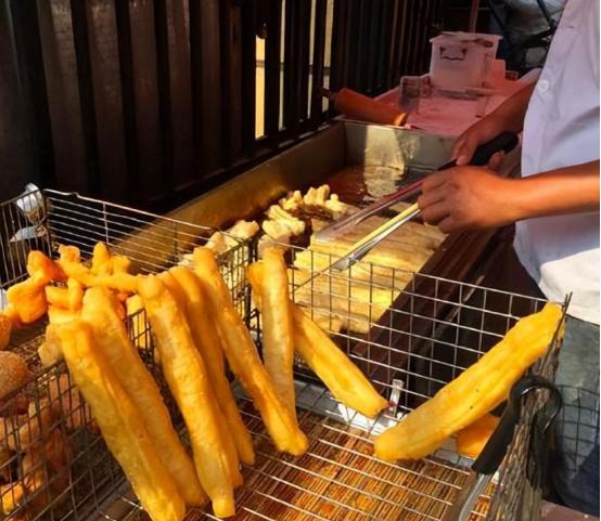 卖油条一分没赚还被罚款5万块,油条卖了半年被罚14万