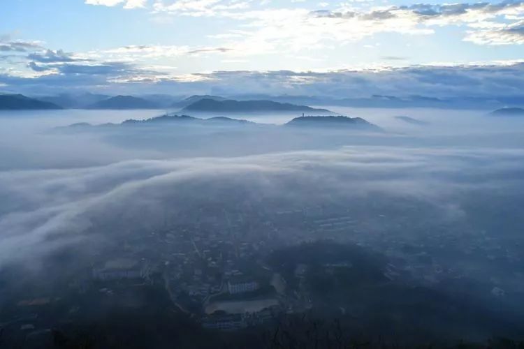 攀普洱天壁山之西门崖子：一日凌云出，群山齐失自高心