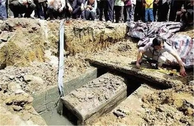 清朝女子因难产被活埋纪录片,清朝女子难产晕厥以为死亡