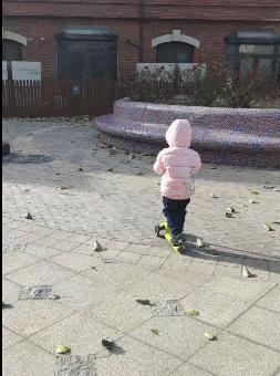 儿童走路平衡不好老是摔倒,孩子学走路总是摔到头