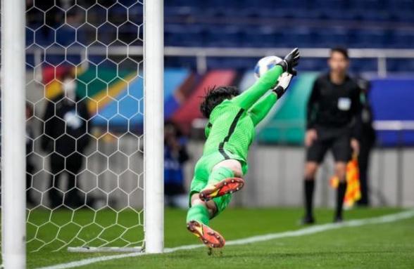 国际足联该出手了！国足遭2大严重误判，《足球报》记者炮轰裁判