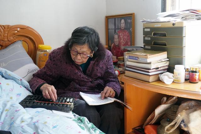 90岁奶奶陈金英的事迹,陈金英十年还债2077万元