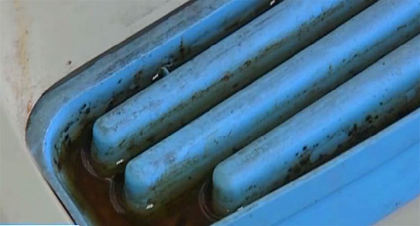 饮水机脏了从哪个位置拆下来洗,饮水机里的水比马桶还脏