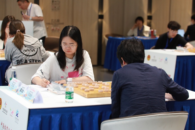 曹岩磊疯狂弃子问鼎“一带一路”深圳象棋邀请赛国际组冠军