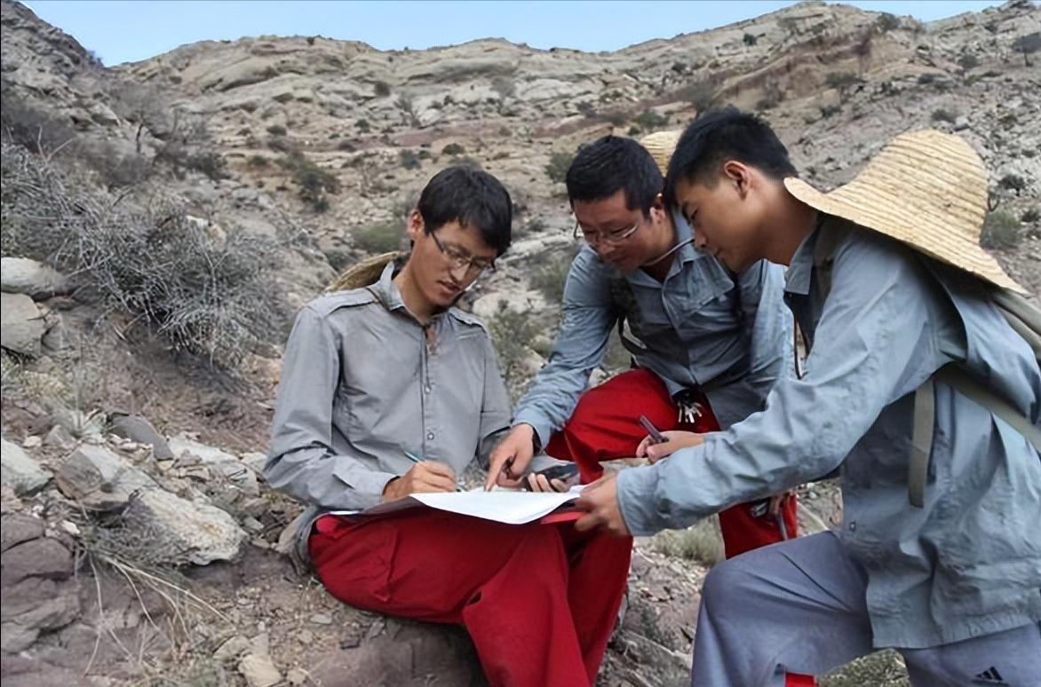 山东发现宝石村：漫山遍野不起眼的碎石头，实际是价值连城蓝宝石