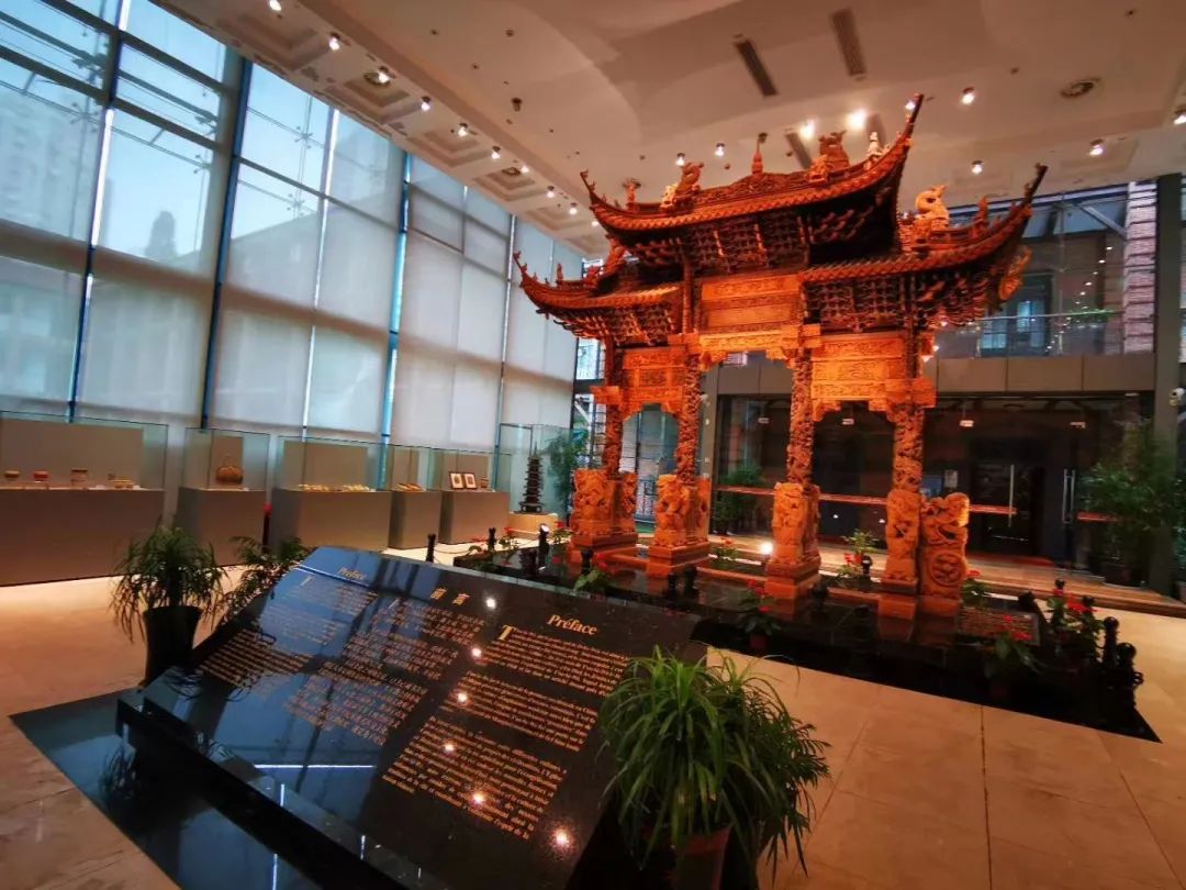 海上文脉看徐汇丨土山湾彩绘玻璃雕花橱柜回归始末