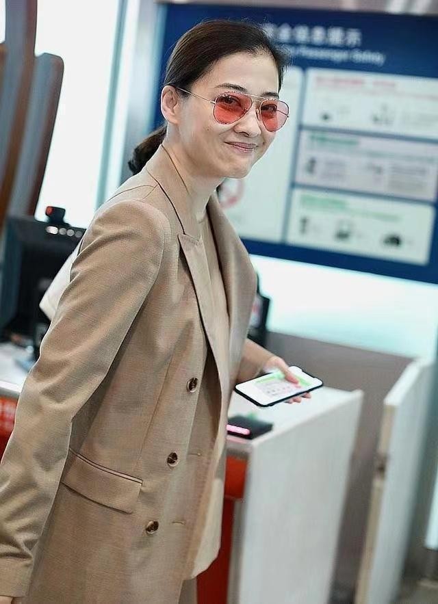 梅婷一家风衣配礼帽时髦又潇洒,梅婷穿的白衬衫和黑色阔腿裤