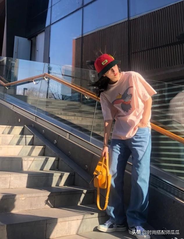 黑色的高帮帆布鞋配长裙子好看吗,黄色帆布鞋搭配什么裙子最好看