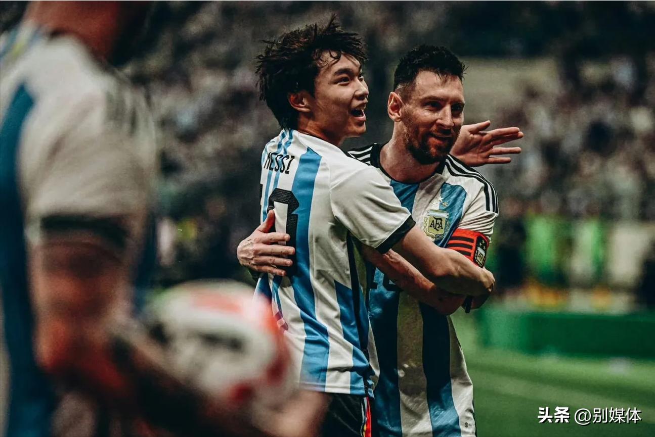 梅西球迷冲进球场这像极了爱情,梅西的球迷什么反应