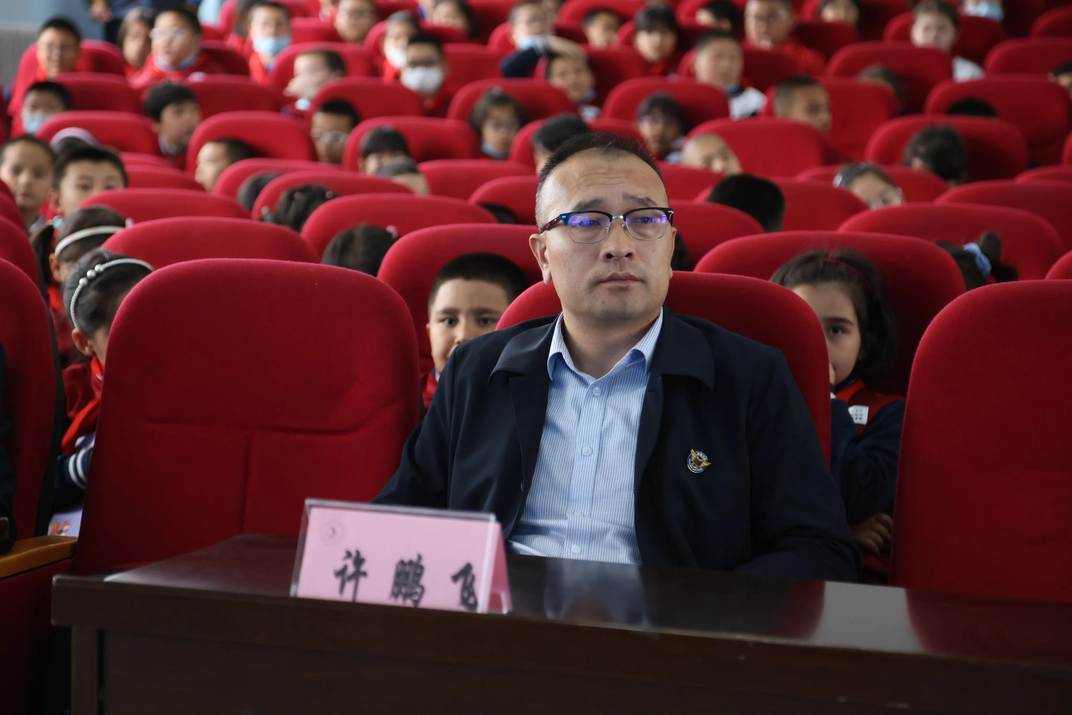 *疆新**大学图书馆阅读推广新芒计划——作家进校园活动