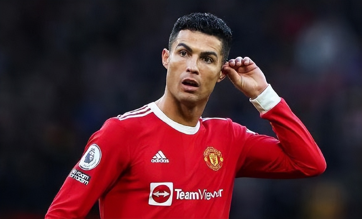 滕哈赫和C罗“对决”来了，曼联球迷支持主帅，C罗新赛季无球踢？