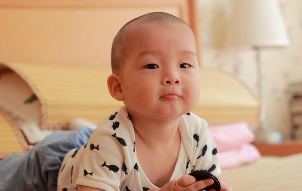 宝宝睡觉出汗的原因和解决方法,一睡就热出汗是什么原因