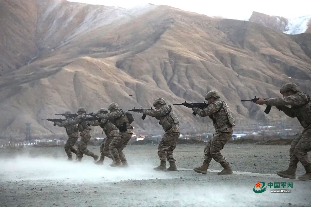 刚刚进队伍的新兵发武器吗,刚入伍的都配发什么枪