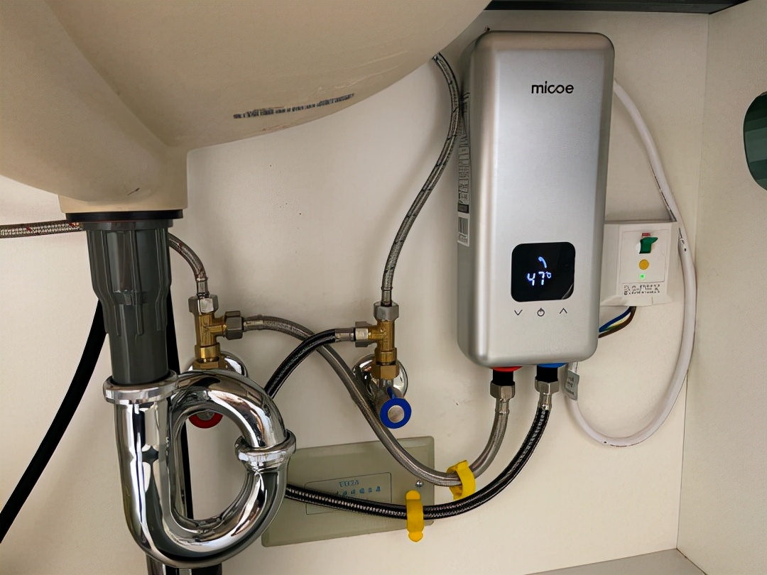 即热小厨宝和即热式水龙头哪个好,小厨宝好还是即热式水龙头好