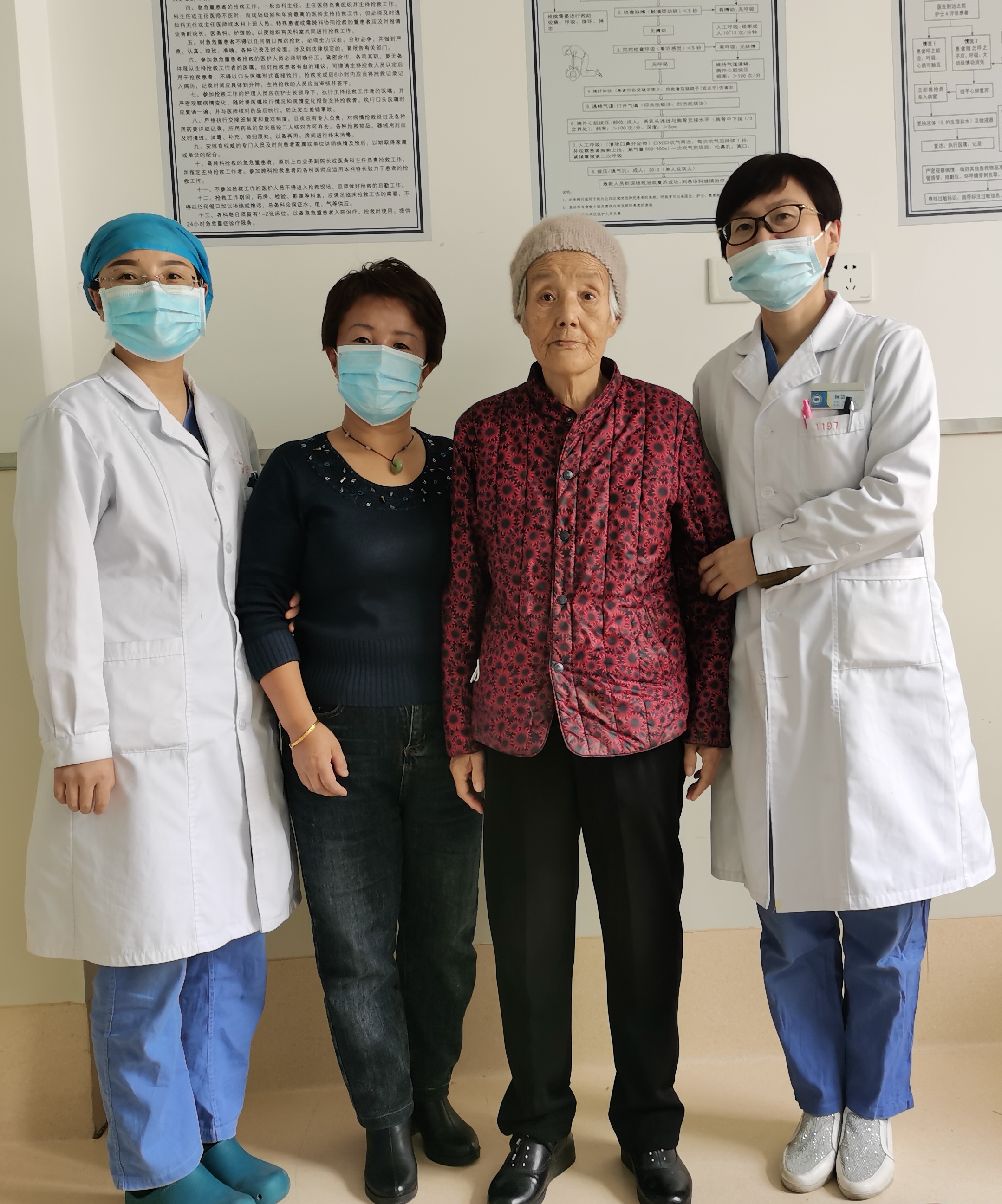 医生妙手除病痛耄耋老人获新生,妙手施术除病痛耄耋老人展笑颜