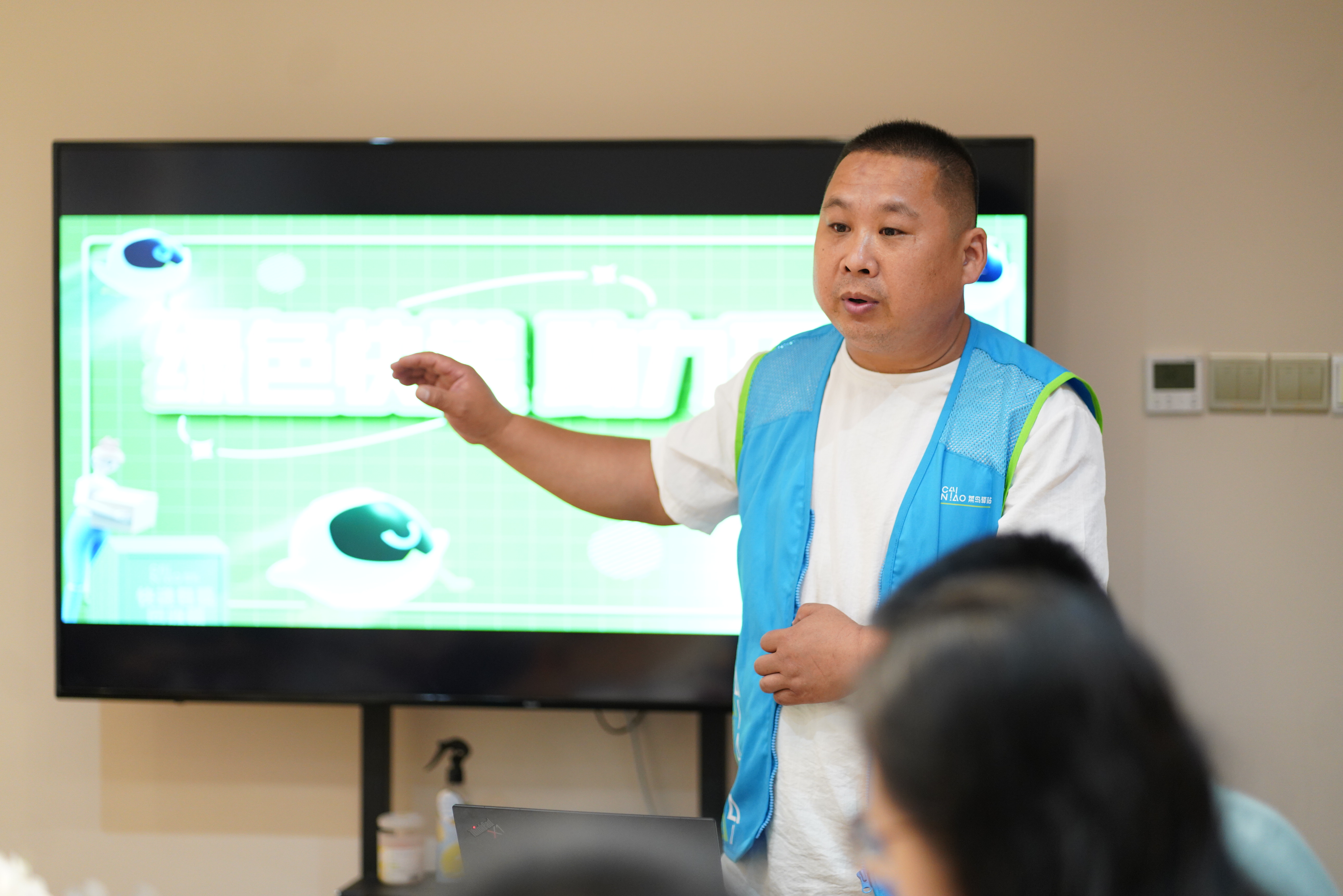 青岛“菜鸟”开启绿色回收 动动指头“绿色快递”到手