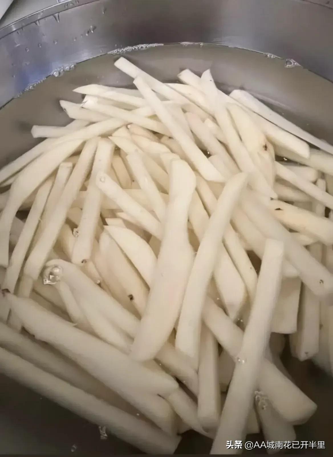 霍启刚晒仨娃吃饭照片非常接地气,霍启刚晒儿子