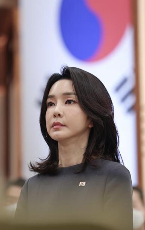 韩第一夫人穿军装,韩第一夫人年轻照片