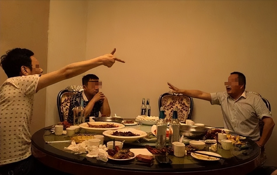 辽宁男子喝3万斤酒撑大脖子,男子嗜酒如命一天三四斤白酒