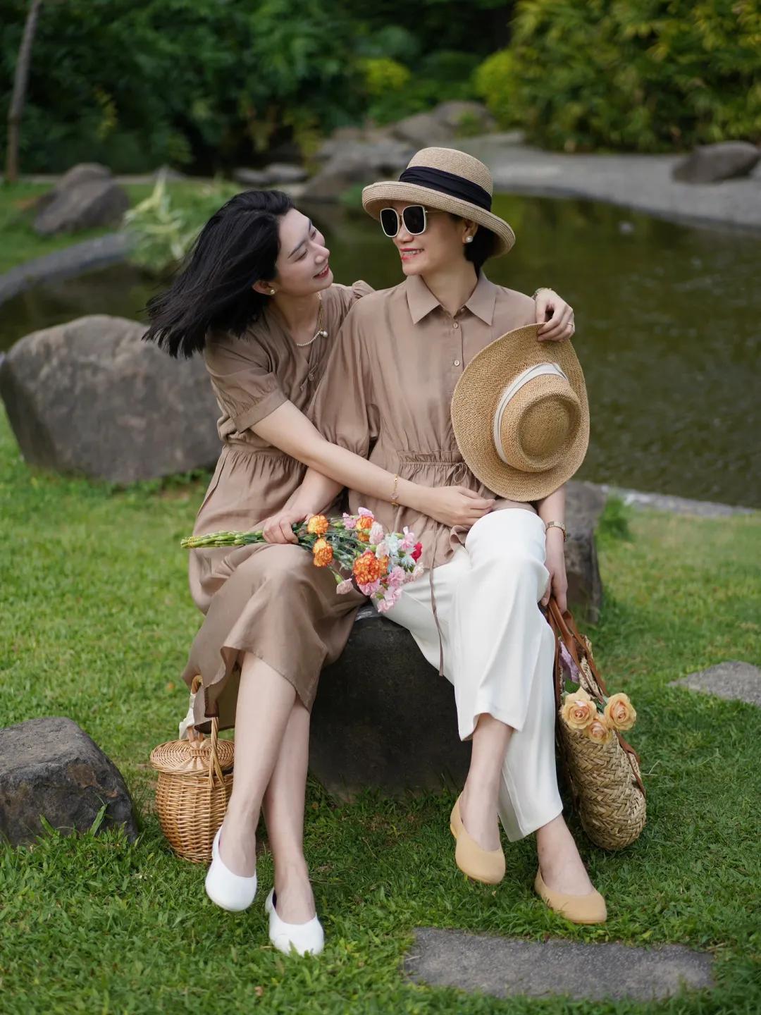 五六十岁女人，尽量不要穿太花哨、太紧身，土气廉价，这么穿才对