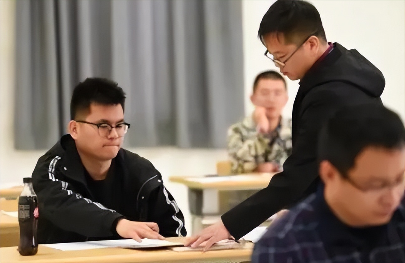 考研容易且适合考公务员的专业,考研考公务员比较有用的专业