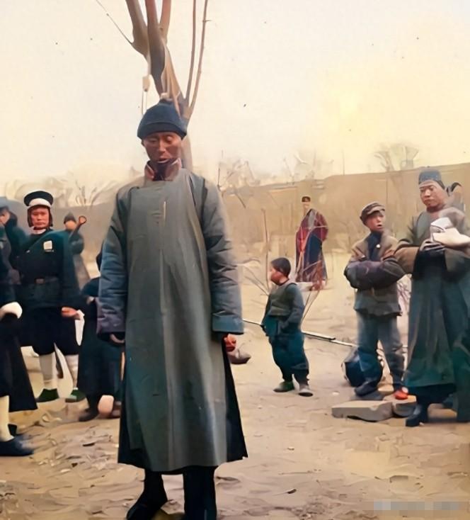 侵华日军老照片：女子自愿脱衣服让日本人拍摄，被拍下大尺度照片