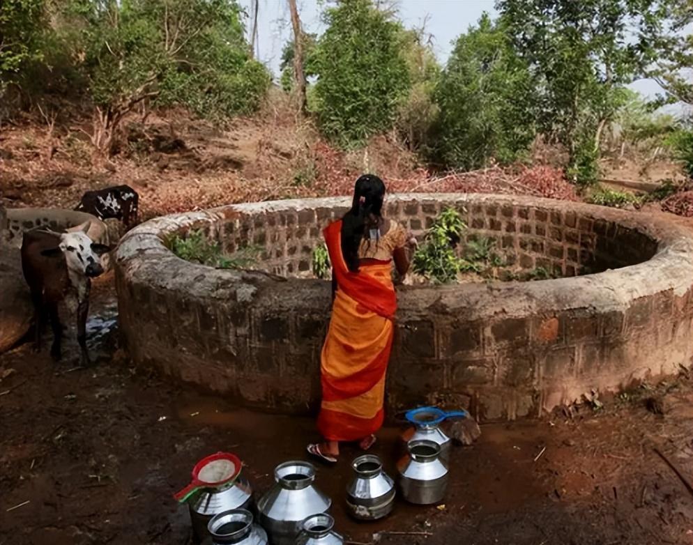 印度二婚姑娘沦为“水妻”：头顶罐子、喝洗脚水，怀孕了也不能生