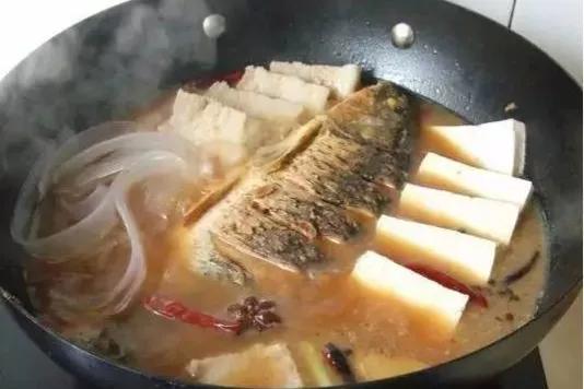 为啥哈尔滨得莫利炖鱼如今“门庭冷落”？辞职厨师:3个缺陷已证实