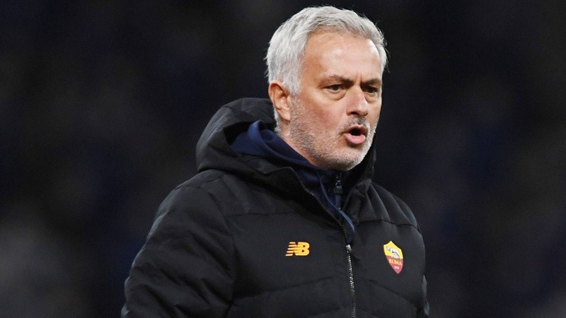 被犯规穆里尼奥气急败坏,穆里尼奥抱怨裁判被红牌罚下