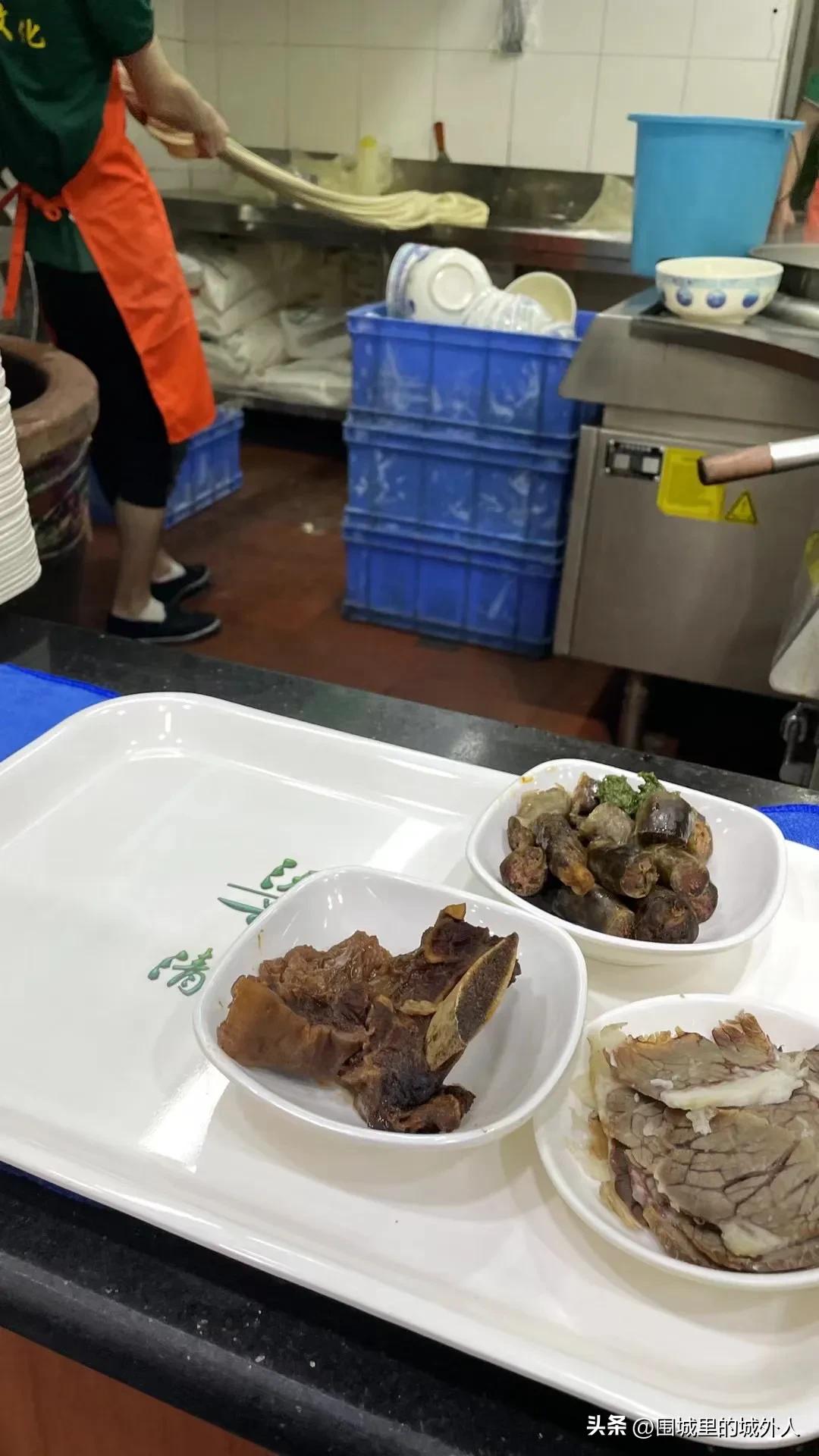 拉面小哥手机掉汤桶里了，怎么办，这面吃还是不吃？