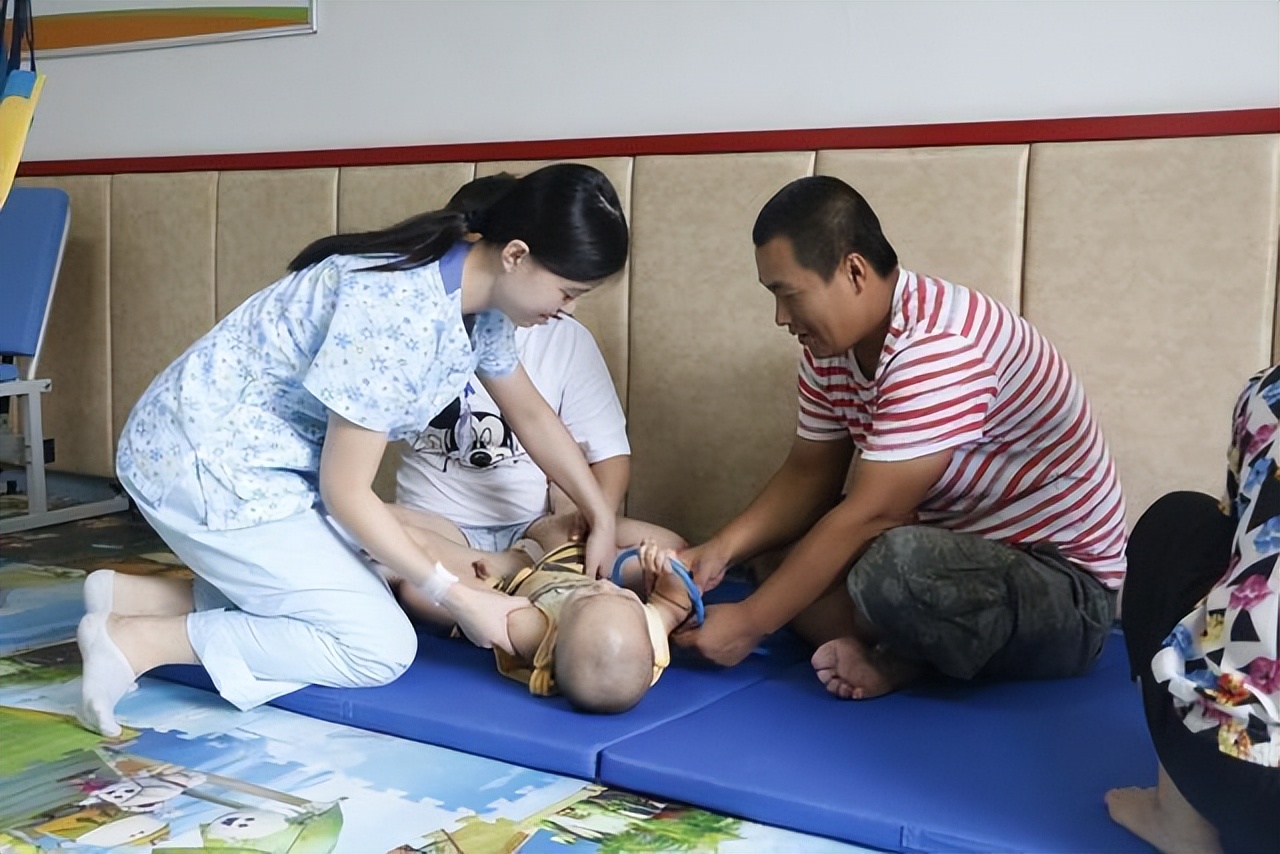 可怜的孩子输液,可怜的婴儿打针输液