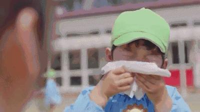 擤鼻涕的正确方式,教师示范正确擤鼻涕