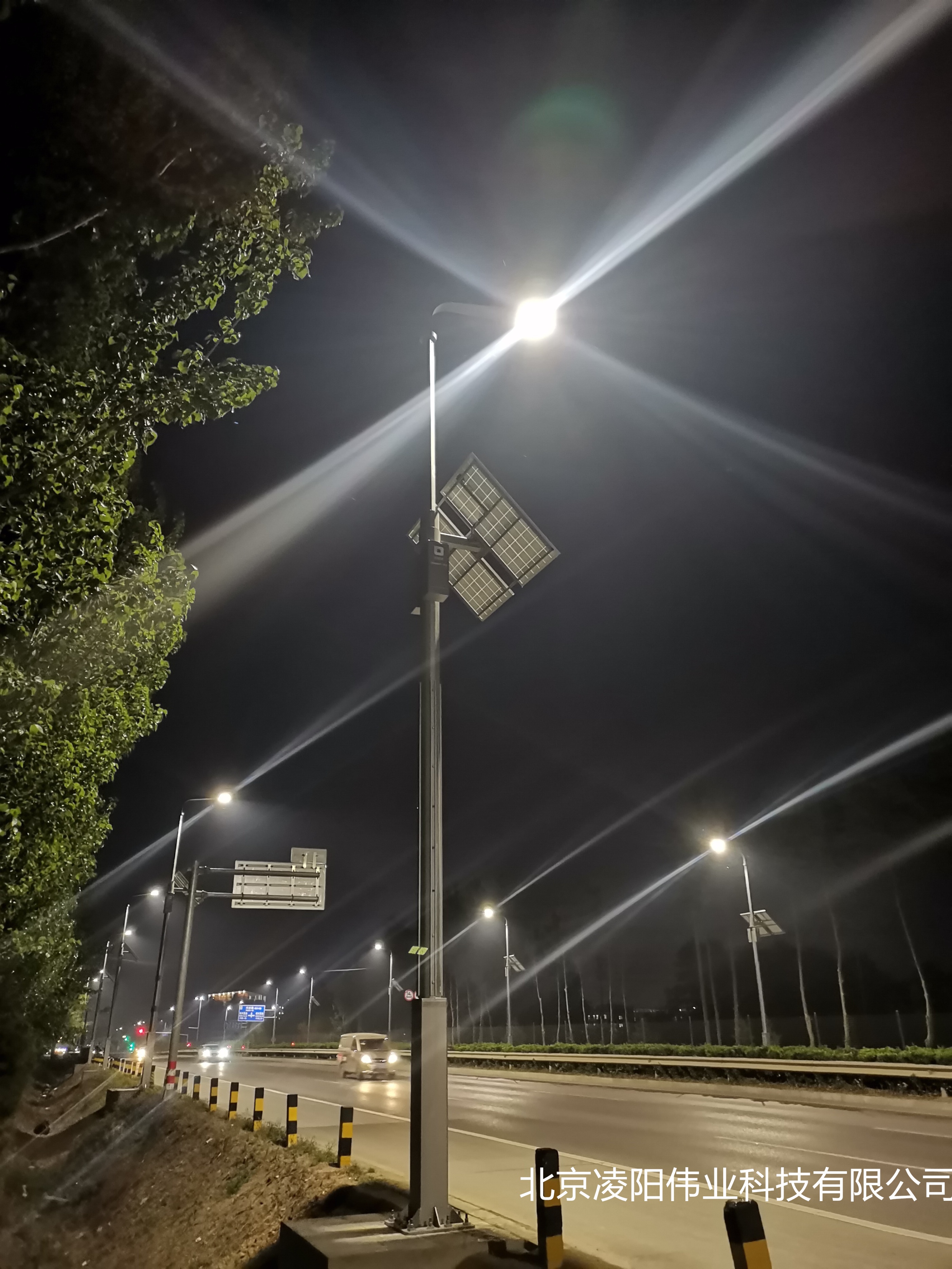 新型太阳能路灯展示,太阳能新路灯视频