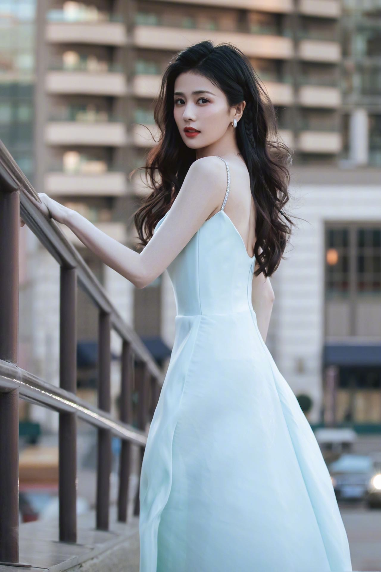 白鹿多少岁签约于正,白鹿学历于正