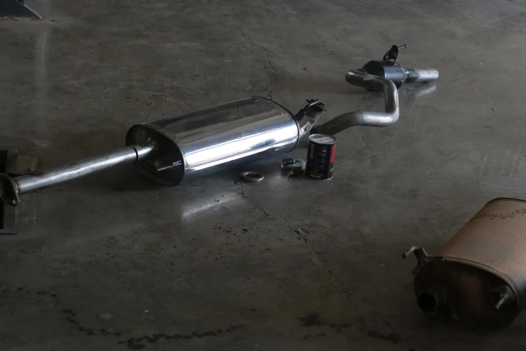 2003年的丰田老霸道，33万公里“车况残旧”，翻新复活变新车