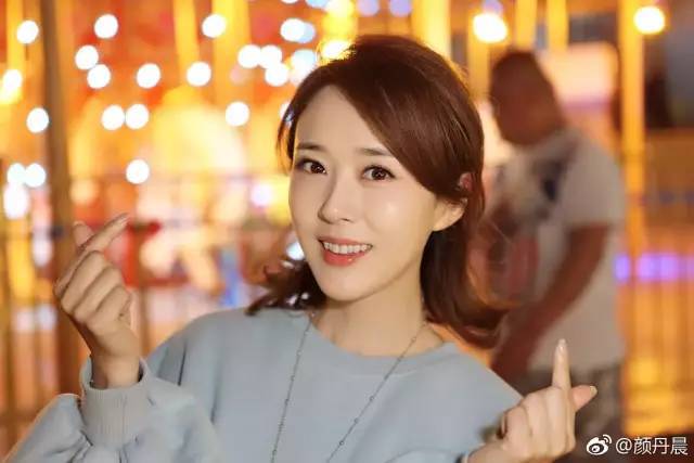 陈昊颜丹晨夫妻同框综艺节目访谈,颜丹晨挺大孕肚游泳