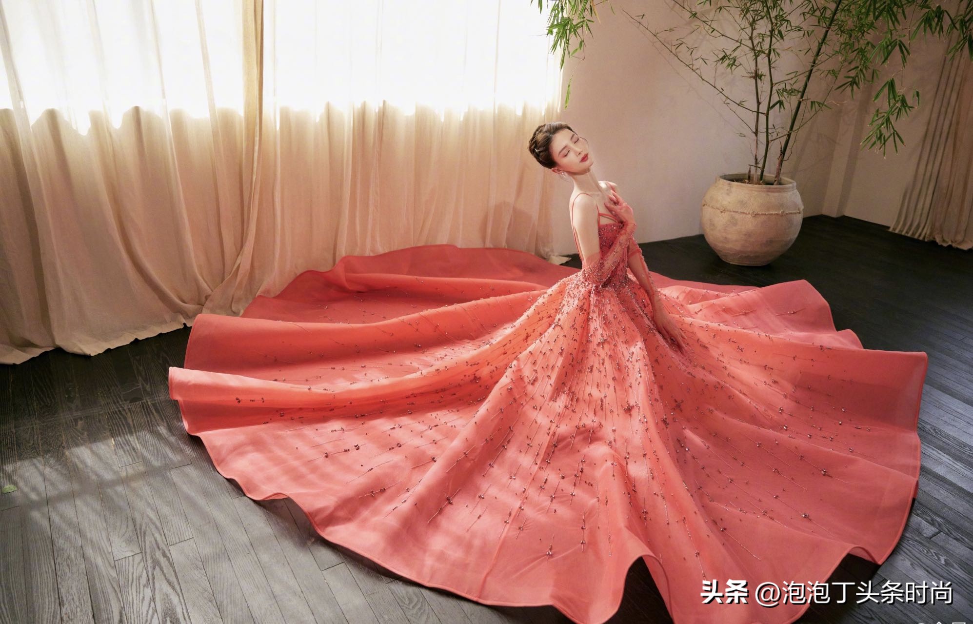 这是几个情况？身高1米82Ta，把男女明星秒变“小矮人”怎么看？