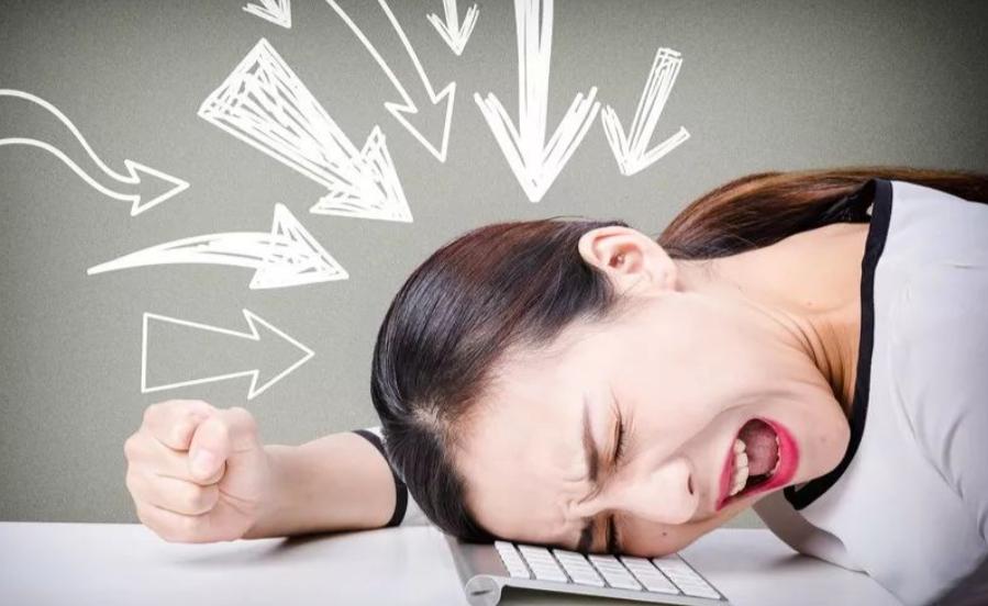 东莞:情侣吵架,女子当众脱裤威胁,“脱掉的是裤子也是尊严”