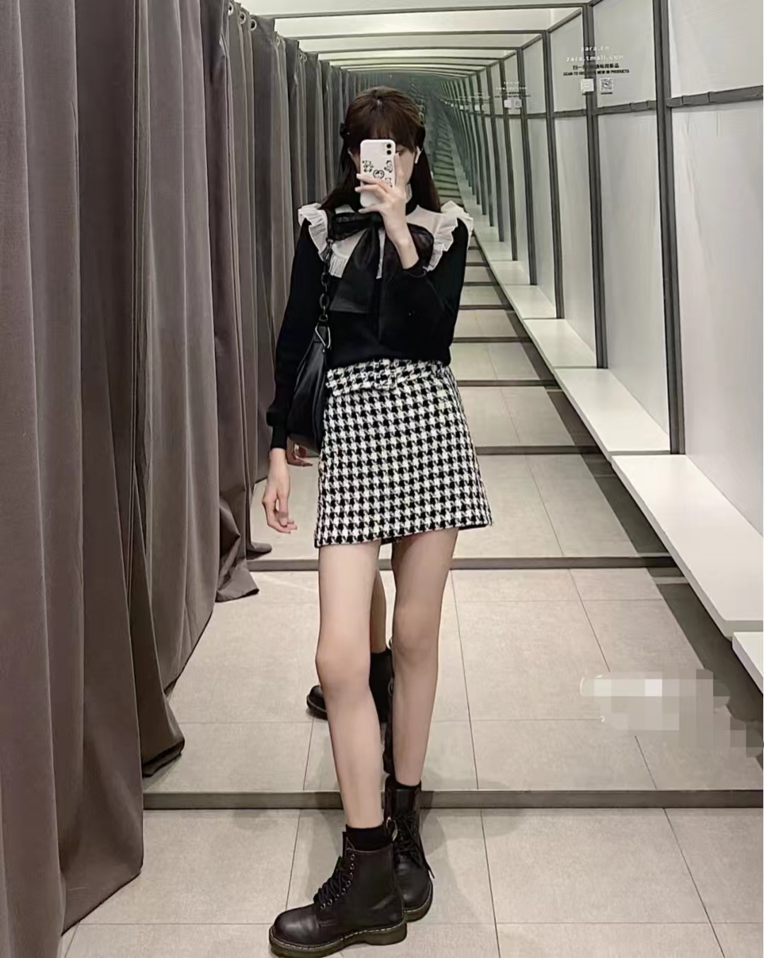 千鸟格半身裙秋冬款a字版30岁,黑白千鸟格半身裙配原绒色毛衫