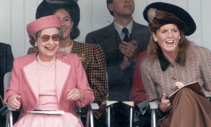 女王前儿媳：因沙滩艳照被逼离婚，利用王室敛财，手段比梅根高明