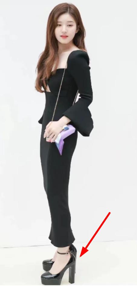 赵露思和张元英穿同一套衣服,赵露思黑色长裙撞脸张元英