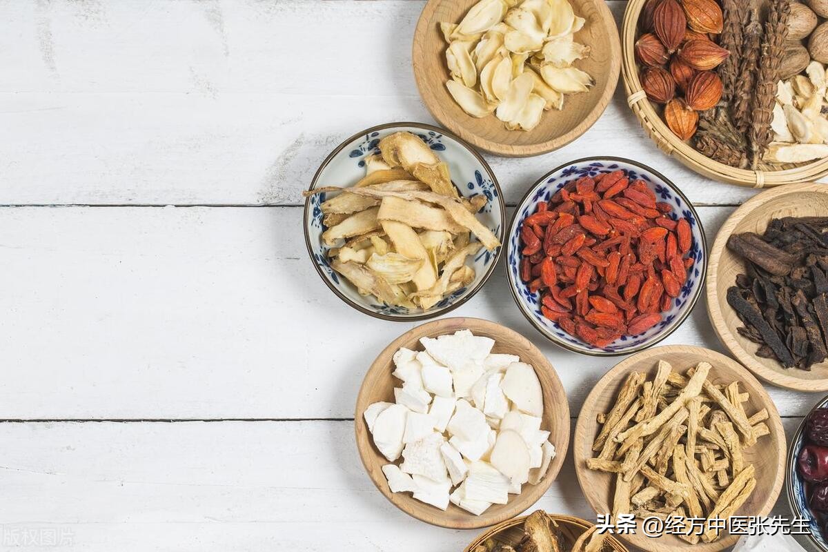 手脚冰凉，手指沾凉水咳嗽：需要温通心阳，流通血脉，消散寒邪