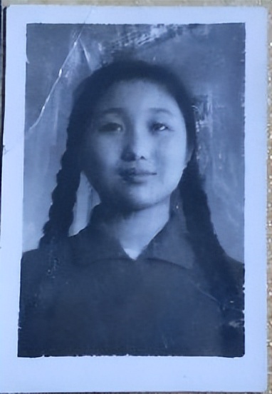 少女黑白老照片图文,老照片九十年代青春靓丽的女孩子