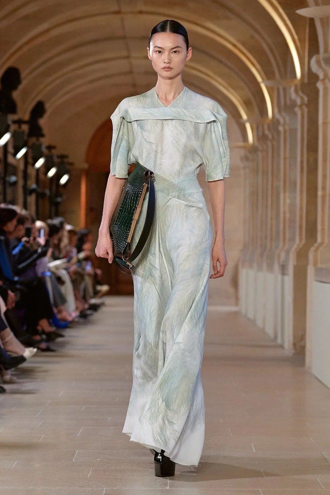 刘雯时隔三年重返时装周首秀,2003后女明星