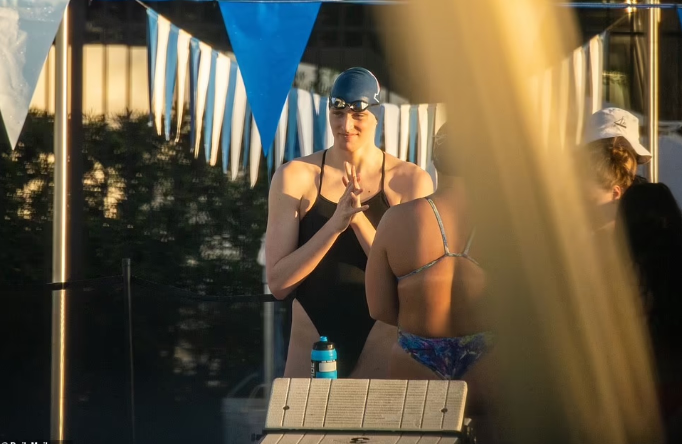 称霸女子游坛的男跨女运动员被女跨男运动员打败!美国人凌乱了