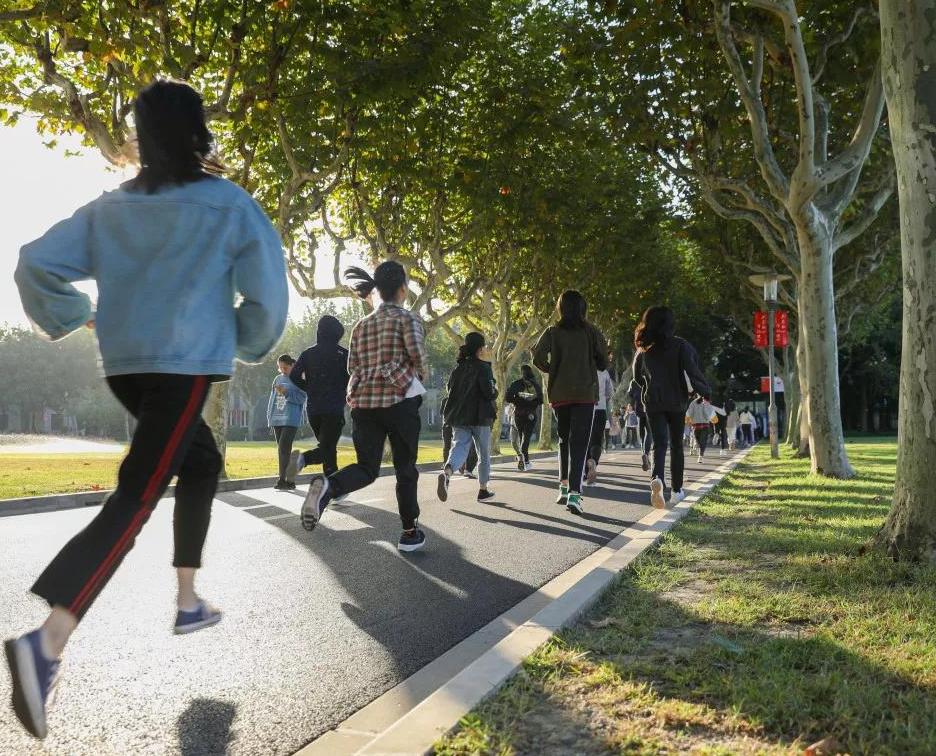 40岁女性下眼皮发黑是什么原因,女性腹股沟发黑是什么原因怎么办