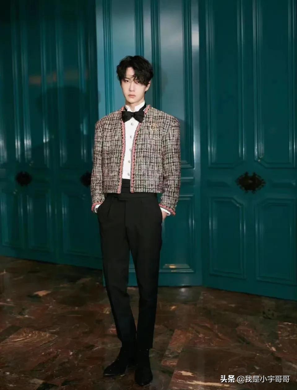 王一博棒球帽卷发,王一博的帅气发型雾霾蓝带一点卷