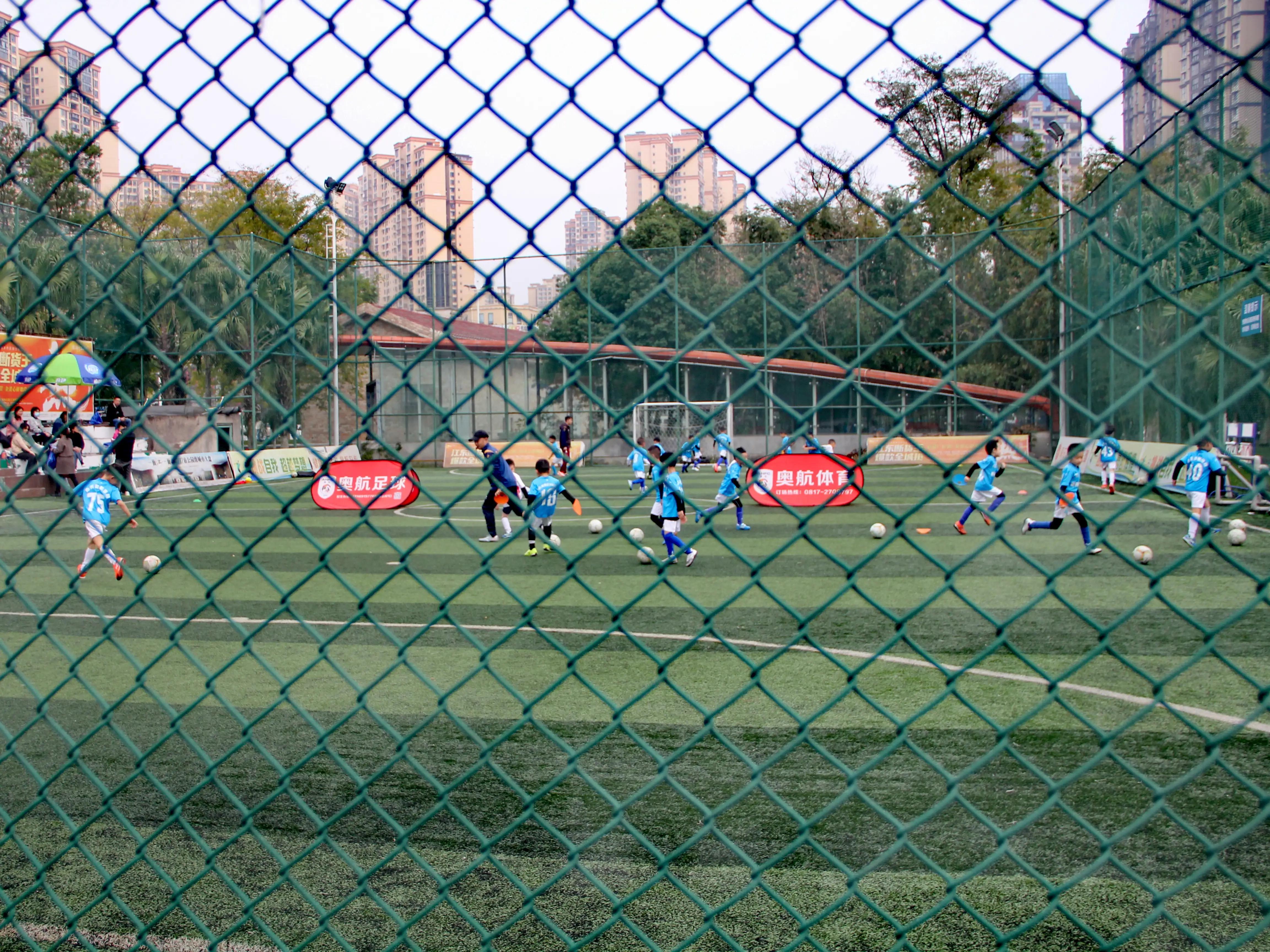 聚焦奥航少年风采：用青春的激情点燃对足球的热爱