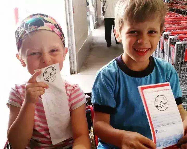 把随手丢弃的购物小票变成孩子们最珍贵的礼物，小镇因他而感动