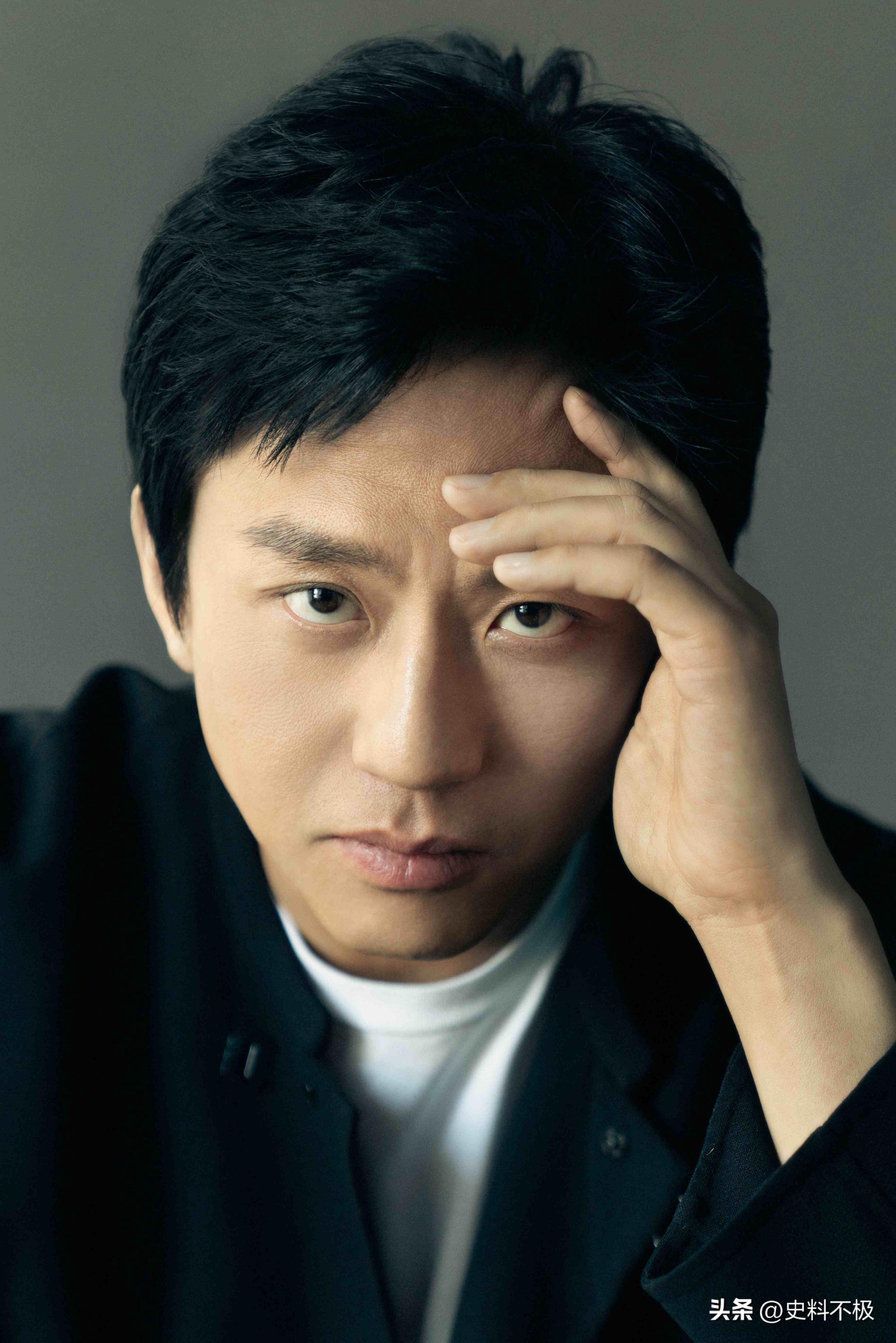 “混世魔王”邓超，上学曾拿刀追保安跑，与冯小刚竟恩怨多年